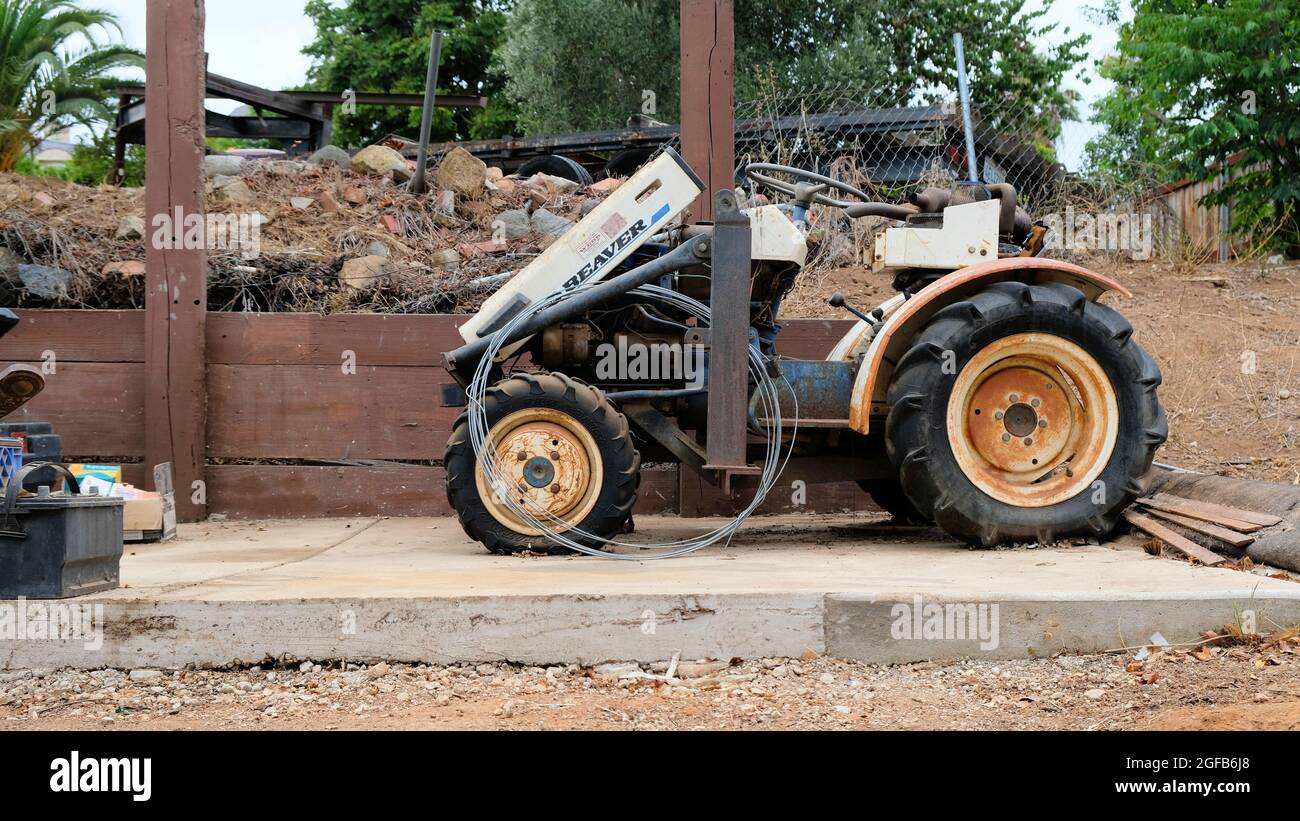 Un vecchio trattore compatto di Satoh Beaver S370 fabbricato in Giappone con cofano aperto e Mitsubishi ha reso 15 cavalli motore di potenza esposti. Foto Stock