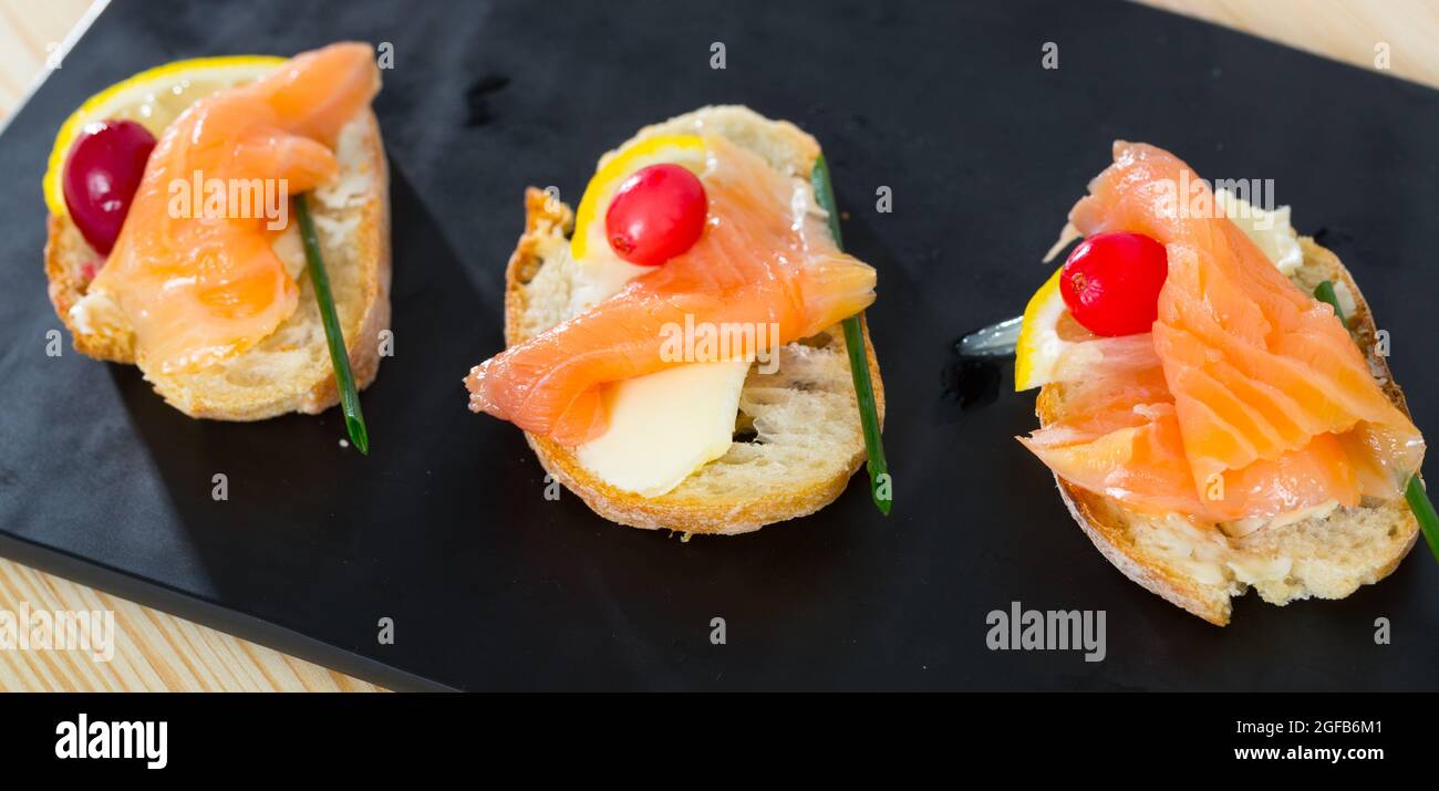 Tapas con salmone, limone, mirtillo Foto Stock