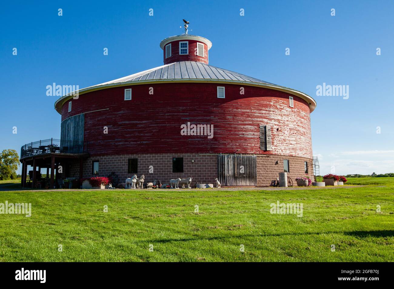 Wausau, Wisconsin, USA, 15 agosto 2021: Fienile rosso rotondo a Willow Springs Garden, orizzontale Foto Stock