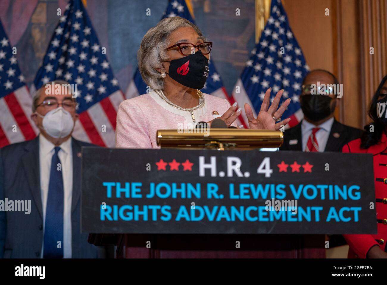 Washington, Stati Uniti. 24 agosto 2021. Joyce Beatty, (D-OH), parla tra i colleghi democratici dopo che la Camera ha approvato il John Lewis voting Rights Advancement Act al Campidoglio degli Stati Uniti a Washington, DC martedì 24 agosto 2021. Foto di Ken Cedeno/UPI Credit: UPI/Alamy Live News Foto Stock