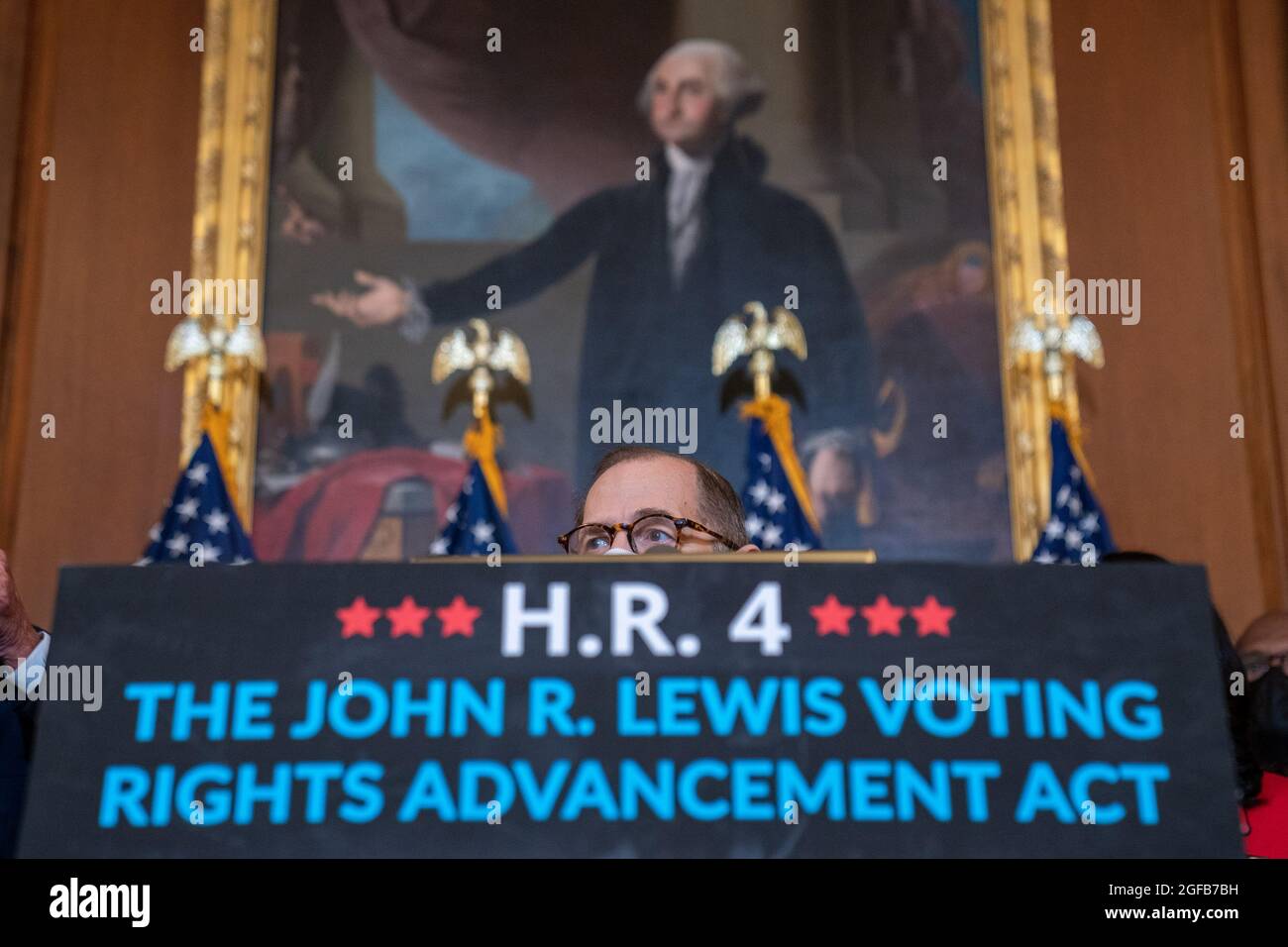 Washington, Stati Uniti. 24 agosto 2021. Il presidente del Comitato giudiziario della Camera Jerrold Nadler D-NY, parla tra i suoi colleghi Democratici dopo che la Camera ha passato il John Lewis voting Rights Advancement Act al Campidoglio degli Stati Uniti a Washington, DC martedì 24 agosto 2021. Foto di Ken Cedeno/UPI Credit: UPI/Alamy Live News Foto Stock