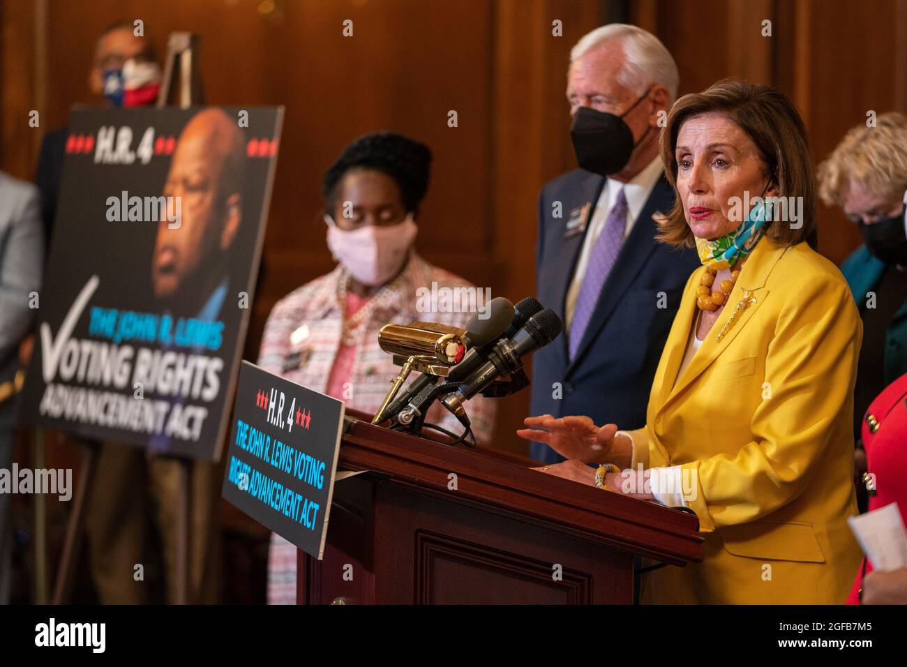 Washington, Stati Uniti. 24 agosto 2021. Lo speaker della Camera Nancy Pelosi (D-CA) e i colleghi Democratici parlano dopo che la Camera ha passato la legge di avanzamento dei diritti di voto di John Lewis al Campidoglio degli Stati Uniti a Washington, DC il martedì 24 agosto 2021. Foto di Ken Cedeno/UPI Credit: UPI/Alamy Live News Foto Stock