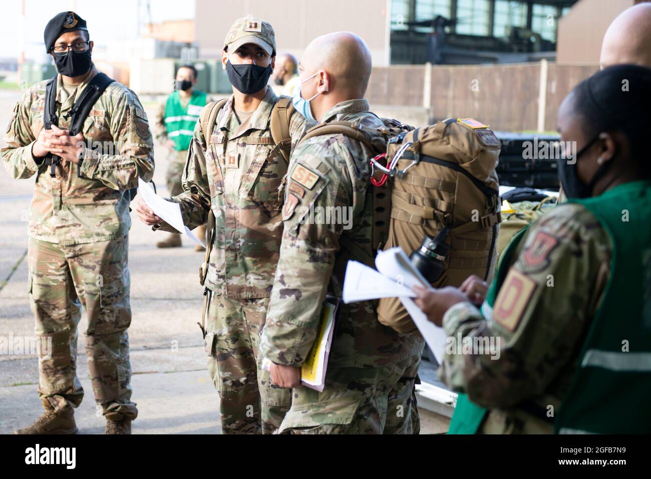 Forze aeree degli Stati Uniti 501st supporto di combattimento le forze di sicurezza dell'ala si preparano a dispiegare dalla Royal Air Force Mildenhall, Inghilterra, alla base aerea di Ramstein per fornire la sicurezza come parte dell'operazione Allees Refugee, 23 agosto 2021. La base aerea di Ramstein fornisce alloggi sicuri e temporanei per gli sfollati dall'Afghanistan come parte del Refuge Operation Allees durante le prossime settimane. L'operazione Allees Refuge sta facilitando l'evacuazione rapida e sicura dei cittadini degli Stati Uniti, dei richiedenti di visti speciali per immigrati e di altri afghani a rischio dall'Afghanistan. Gli sfollati riceveranno assistenza, come alloggio temporaneo, cibo, me Foto Stock