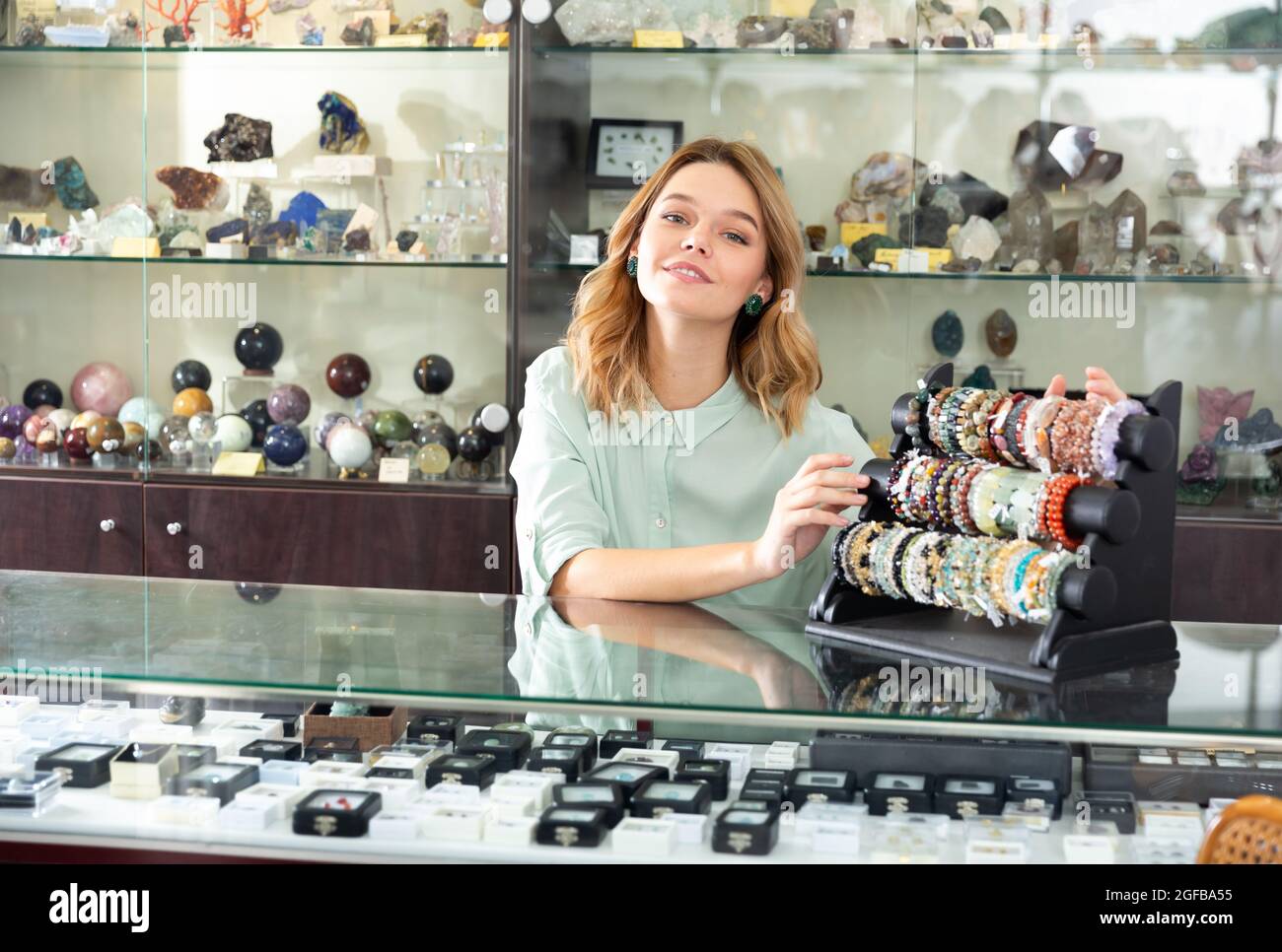 Donna dimostrando bracciali con perle di pietra Foto Stock