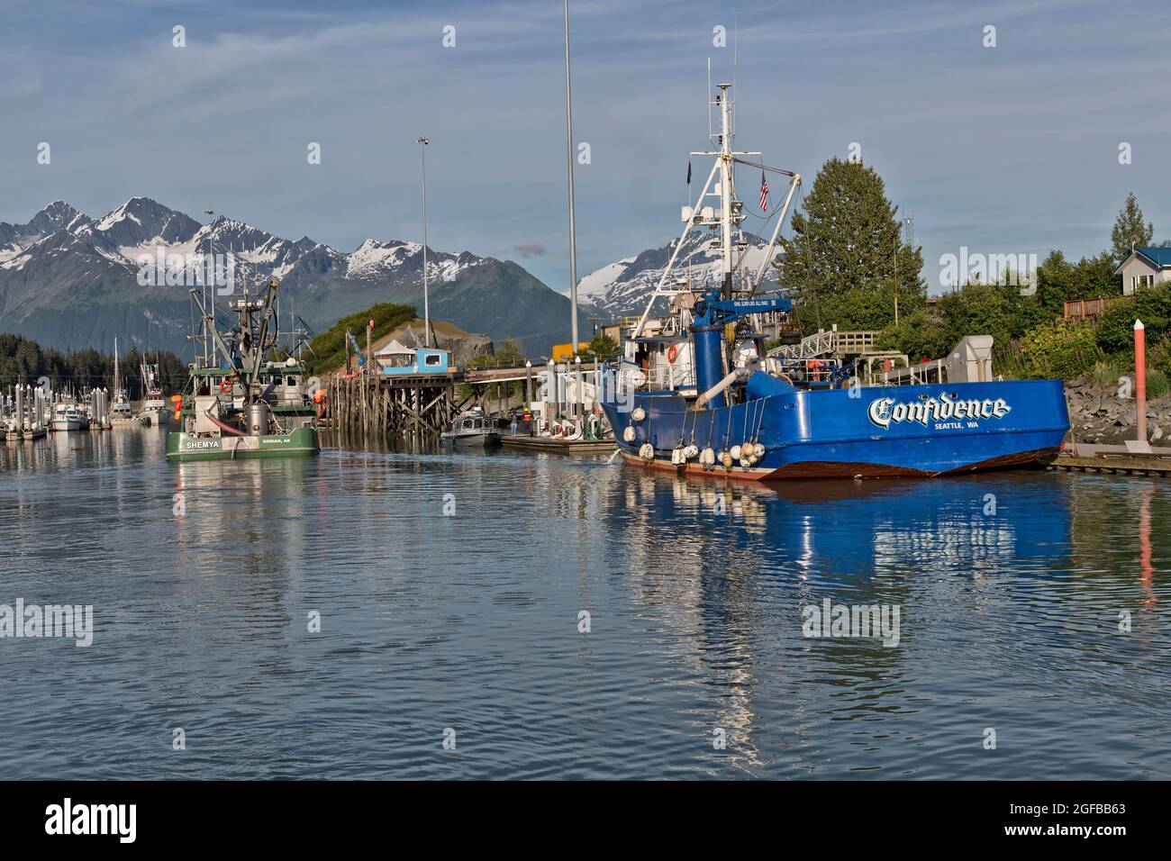 Barche da pesca, Porto di Valdez. Glaciated Chugach Mountain Range in background, Alaska. Foto Stock