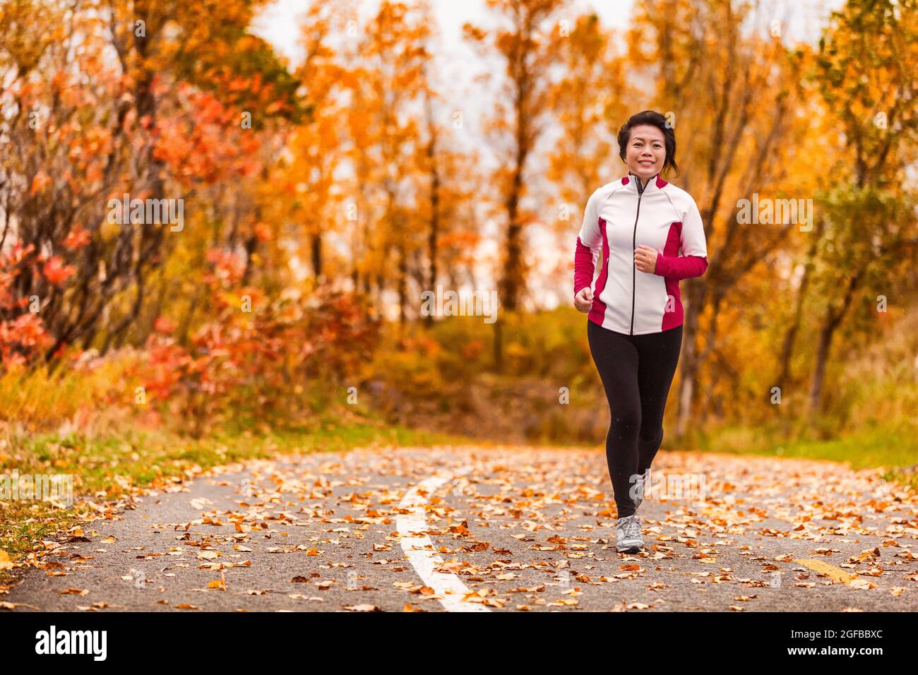 Media età matura sport sano donna asiatica Foto Stock