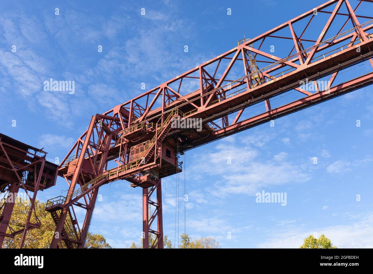 Enorme struttura a troly, architettura industriale in metallo arrugginito contro un cielo blu, aspetto orizzontale Foto Stock