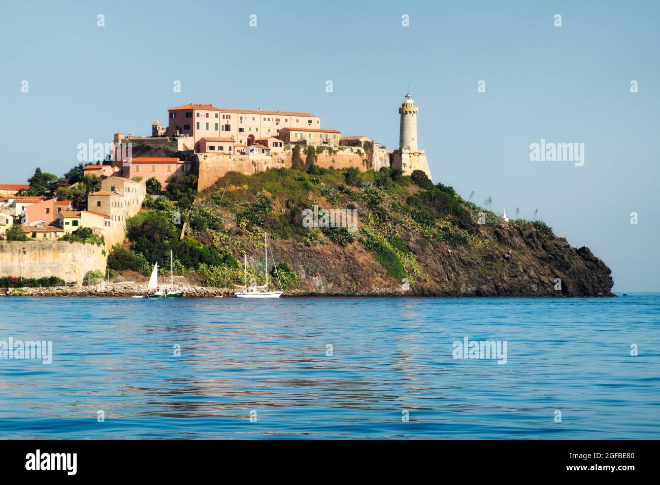 Portoferraio, Isola d'Elba, Italia. Vista mare di Portoferraio e del suo faro Foto Stock