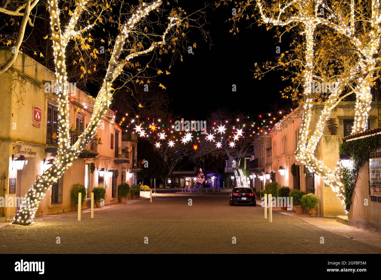 Luci di Natale e decorazioni natalizie di notte al Tlaquepaque Arts and Shopping Village di Sedona, Arizona. Foto Stock