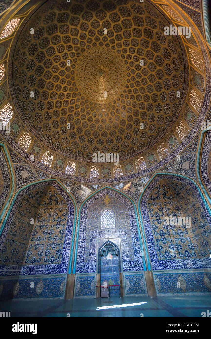 Cupola ceilimg interno della Moschea dello Sceicco Lotfollah, Piazza Imam, Isfahan (Esfahan), Provincia di Isfahan, Iran, Persia, Asia occidentale, Asia Foto Stock