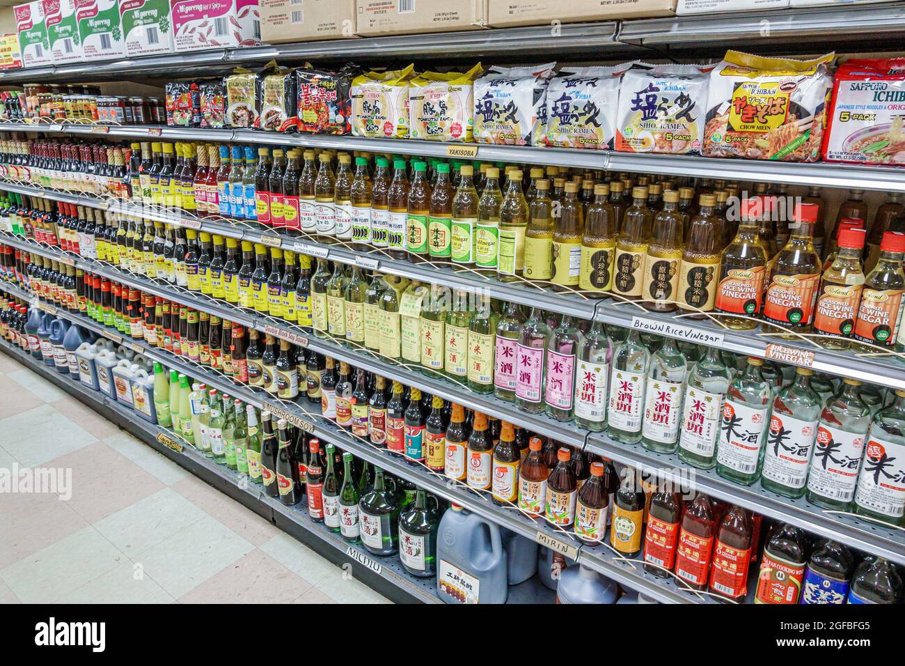 Orlando Florida Little Saigon,Phuoc-Loc-Tho,mercato orientale supermercato asiatico negozio di alimentari, scaffali scaffali importati aceto salsa di soia bottiglie mostra s Foto Stock