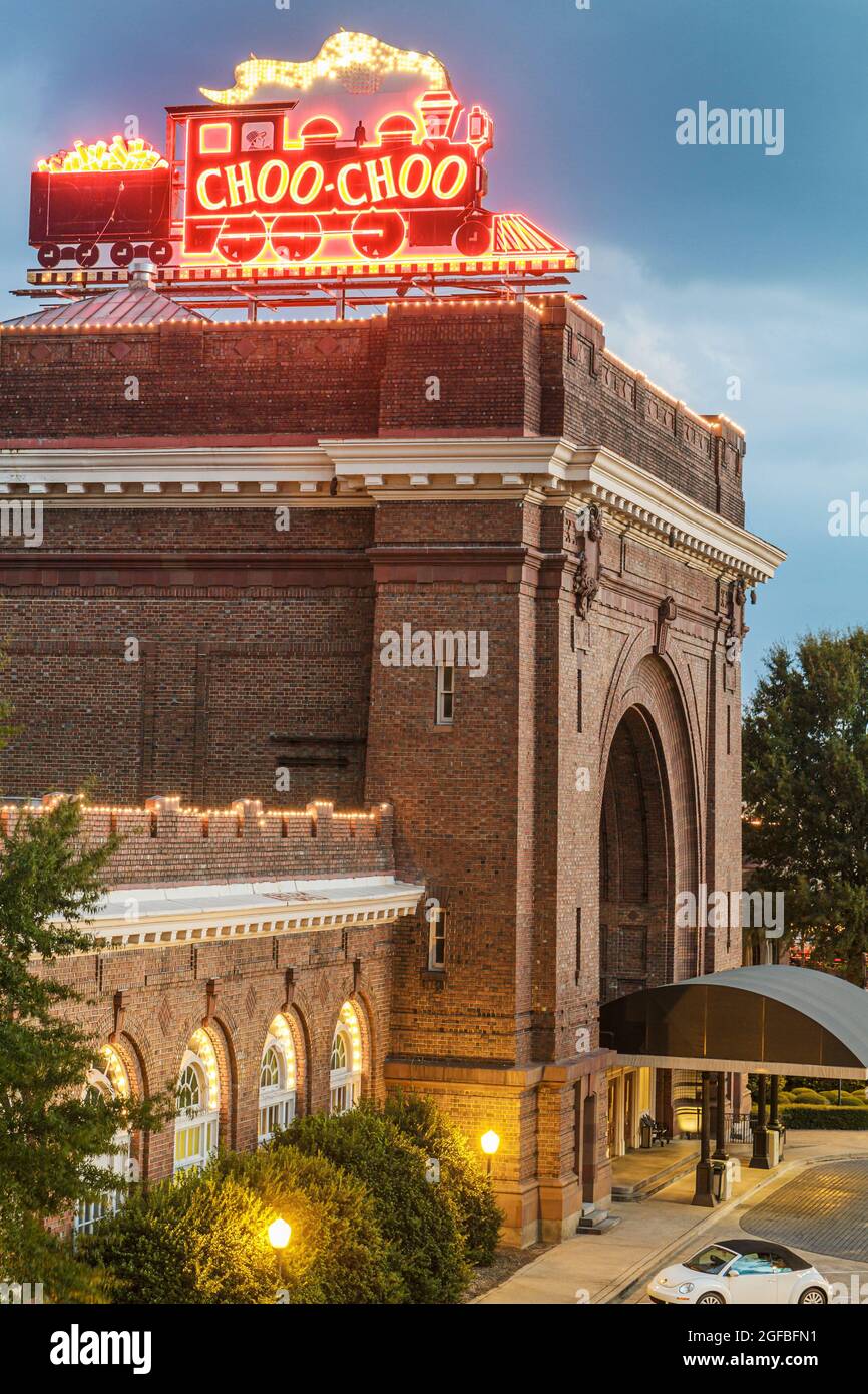 Tennessee Chattanooga Choo Choo hotel conversione convertito, stazione ferroviaria stazione ferroviaria Beaux Arts architettura neon segno notte, Foto Stock