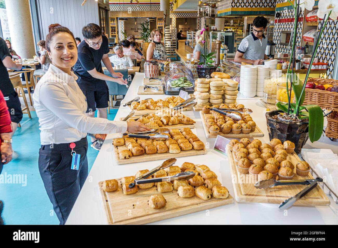 London England,UK Lambeth South Bank hotel Hampton Hilton Waterloo, sala da pranzo interna, colazione a buffet inclusa, wor femminile Foto Stock