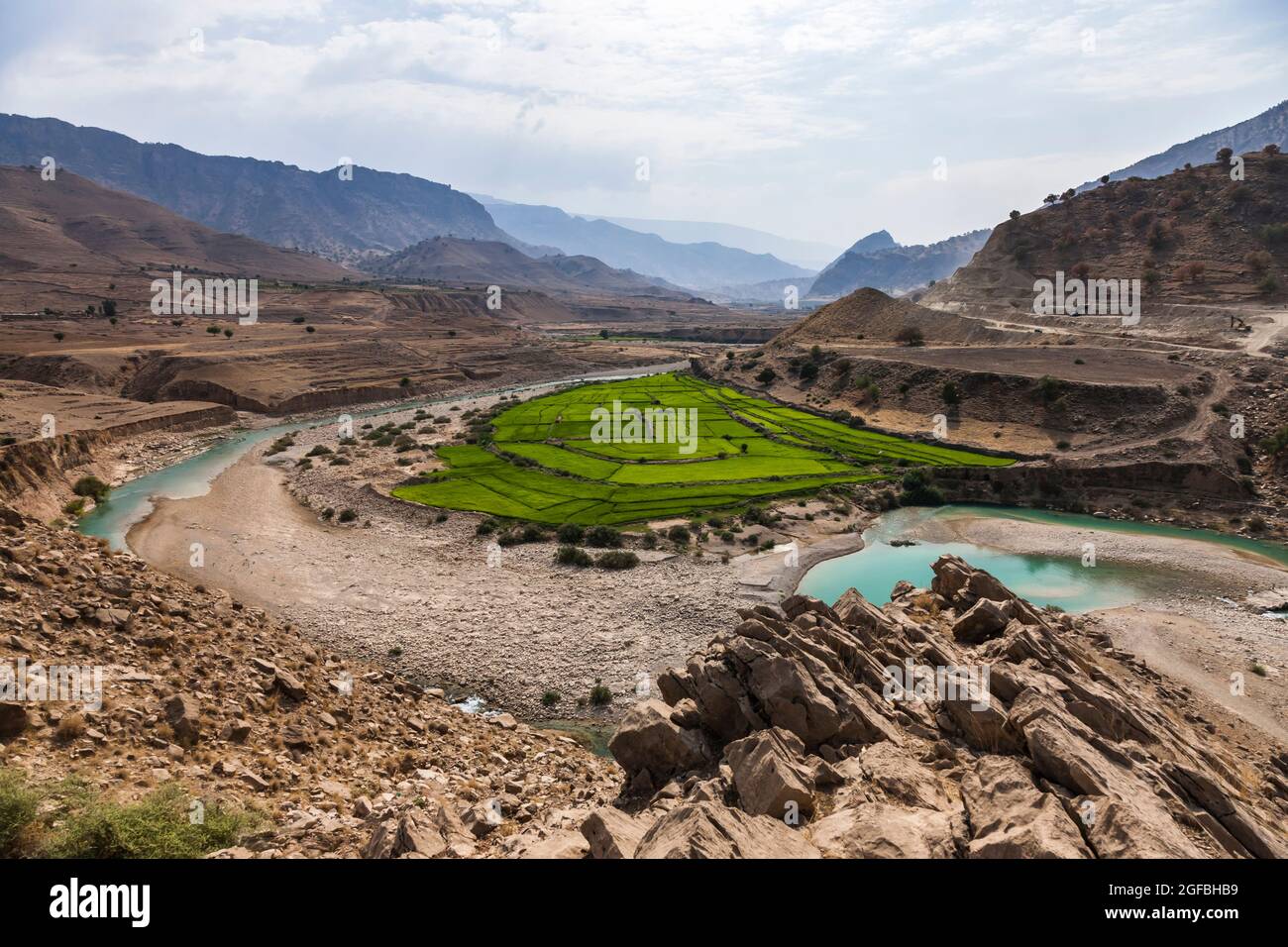 Fiume di maroon e campo di riso nelle montagne di Zagros, strada 63 vicino Kalat, Kohgiluyeh e provincia Boyer-Ahmad, Iran, Persia, Asia occidentale, Asia Foto Stock