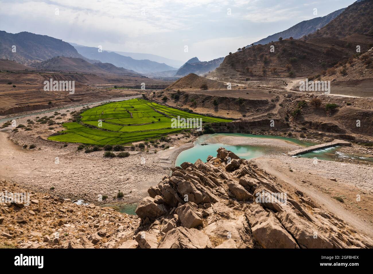 Fiume di maroon e campo di riso nelle montagne di Zagros, strada 63 vicino Kalat, Kohgiluyeh e provincia Boyer-Ahmad, Iran, Persia, Asia occidentale, Asia Foto Stock