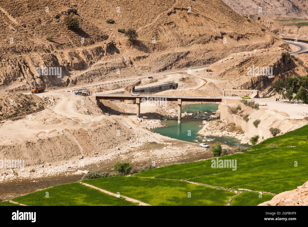 Fiume di maroon e campo di riso nelle montagne di Zagros, strada 63 vicino Kalat, Kohgiluyeh e provincia Boyer-Ahmad, Iran, Persia, Asia occidentale, Asia Foto Stock