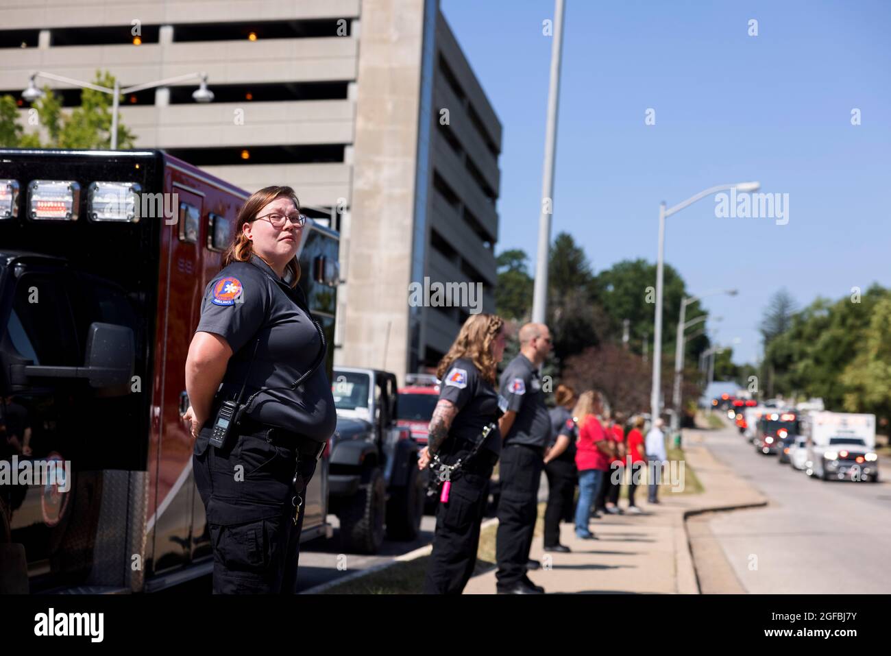 BLOOMINGTON, INDIANA – 24 AGOSTO: Una processione si dirige verso est su W. Second Street per Kyle Martincic, un paramedico, morto ieri (23 agosto 2021) dopo un'emergenza medica, il 24 agosto 2021, a Bloomington, Indiana. Martincic, che era in servizio come paramedico civile a tempo pieno con il Dipartimento dei vigili del fuoco di White River Township a Greenwood, Ind., e aveva appena completato un allenamento di riabilitazione, quando aveva una malattia improvvisa. In seguito morì al Methodist Hospital di Indianapolis. Egli è stato il secondo settore Paramedic a morire di recente a causa di un problema legato al cuore. Foto Stock