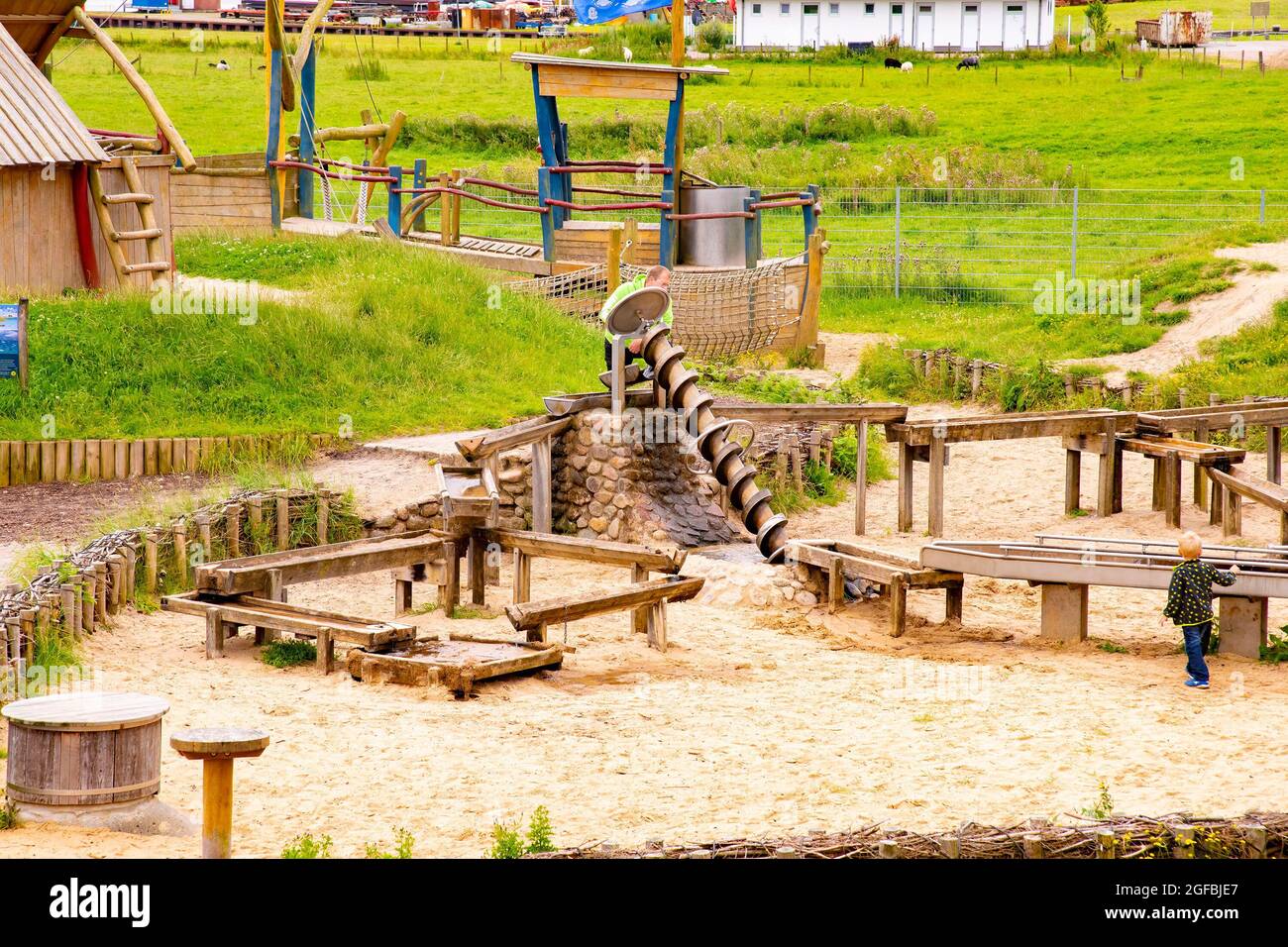 I bambini si fermano al Multimar Wattforum, che è il Centro informazioni del Parco Nazionale Schleswig-Holstein Wadden Sea. Preso in Schleswig-ho Foto Stock