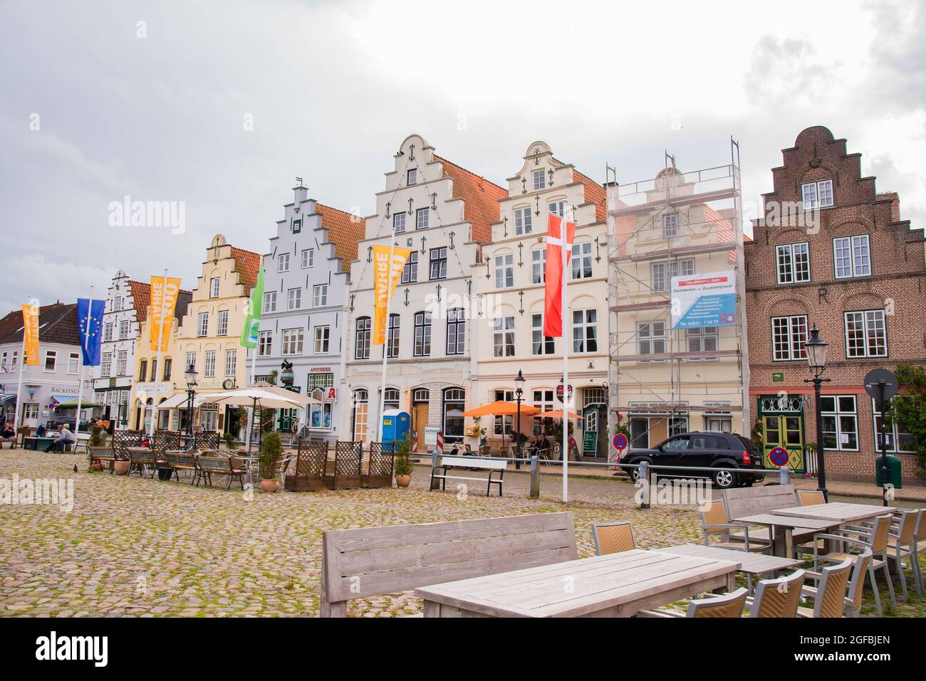 Edifici vicini alla piazza di Friedrichstadt nello Schleswig-Holstein, Germania, il 18 luglio 2016 Foto Stock