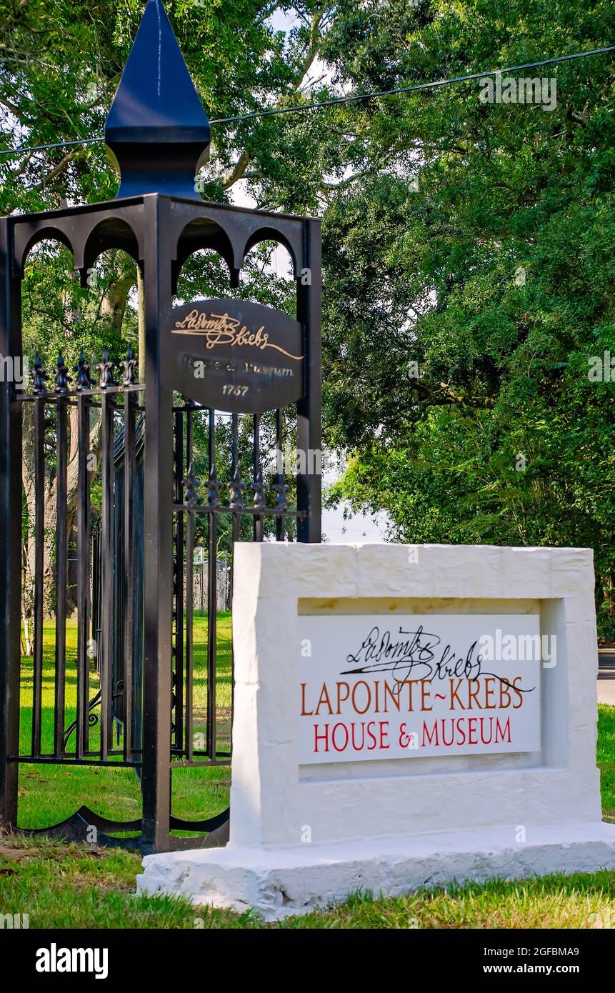 L'ingresso alla Casa e Museo LaPointe-Krebs, noto anche come Old Spanish Fort e Old French Fort, è raffigurato a Pascagoula, Mississippi. Foto Stock