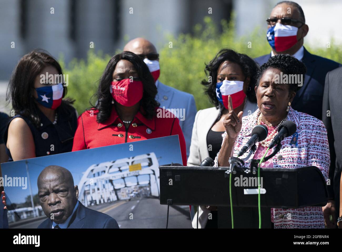 Il rappresentante degli Stati Uniti Sheila Jackson Lee (democratico del Texas), parla ai giornalisti come la Camera discute il John Lewis voting Rights Act fuori del Campidoglio degli Stati Uniti martedì 24 agosto 2021 a Washington, DC, USA. Foto di Alex Edelman/CNP/ABACAPRESS.COM Foto Stock