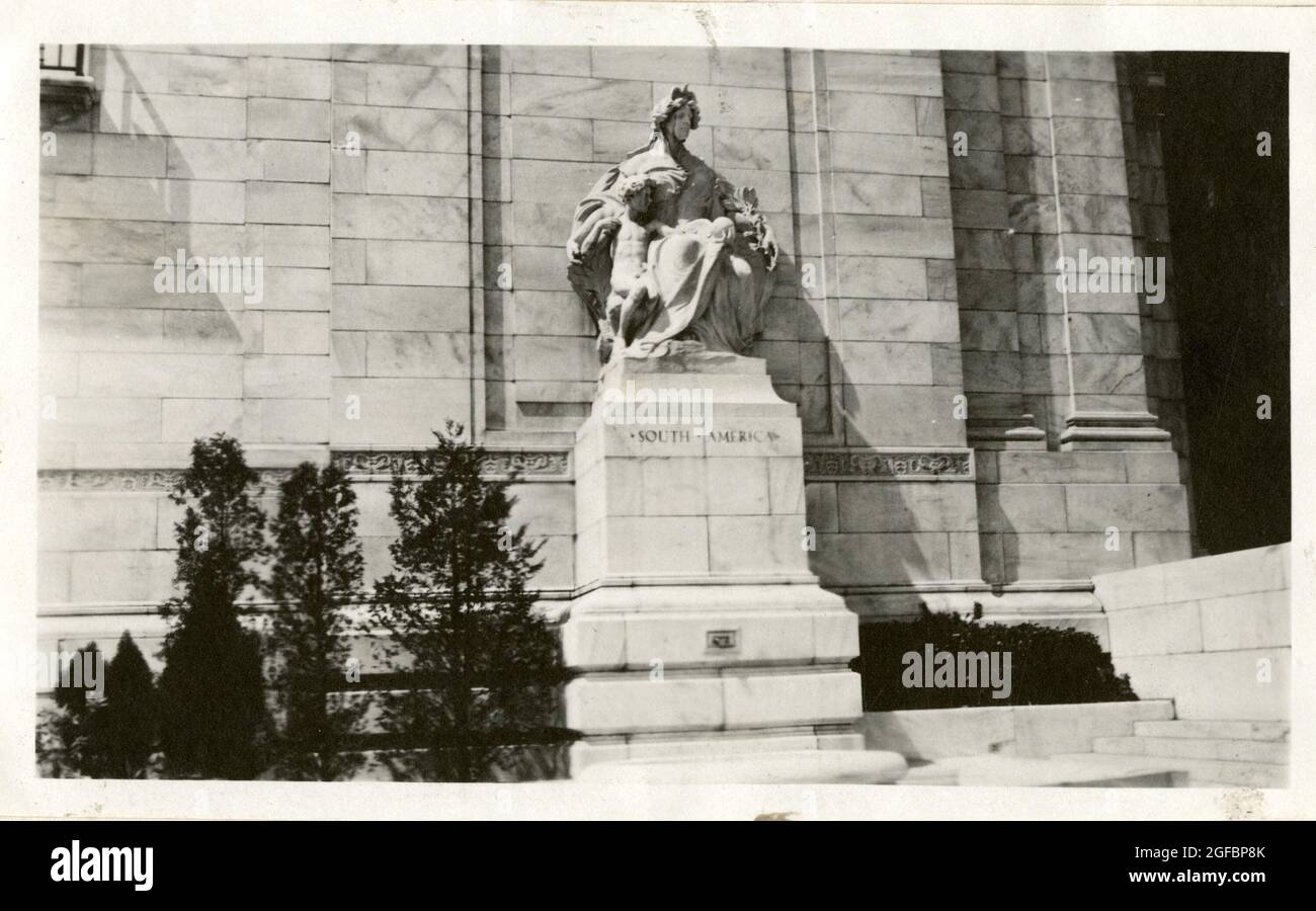 Fotografia vintage in bianco e nero della statua del Sudamerica fuori dall'Organizzazione degli Stati Americani a Washington, DC, USA Foto Stock