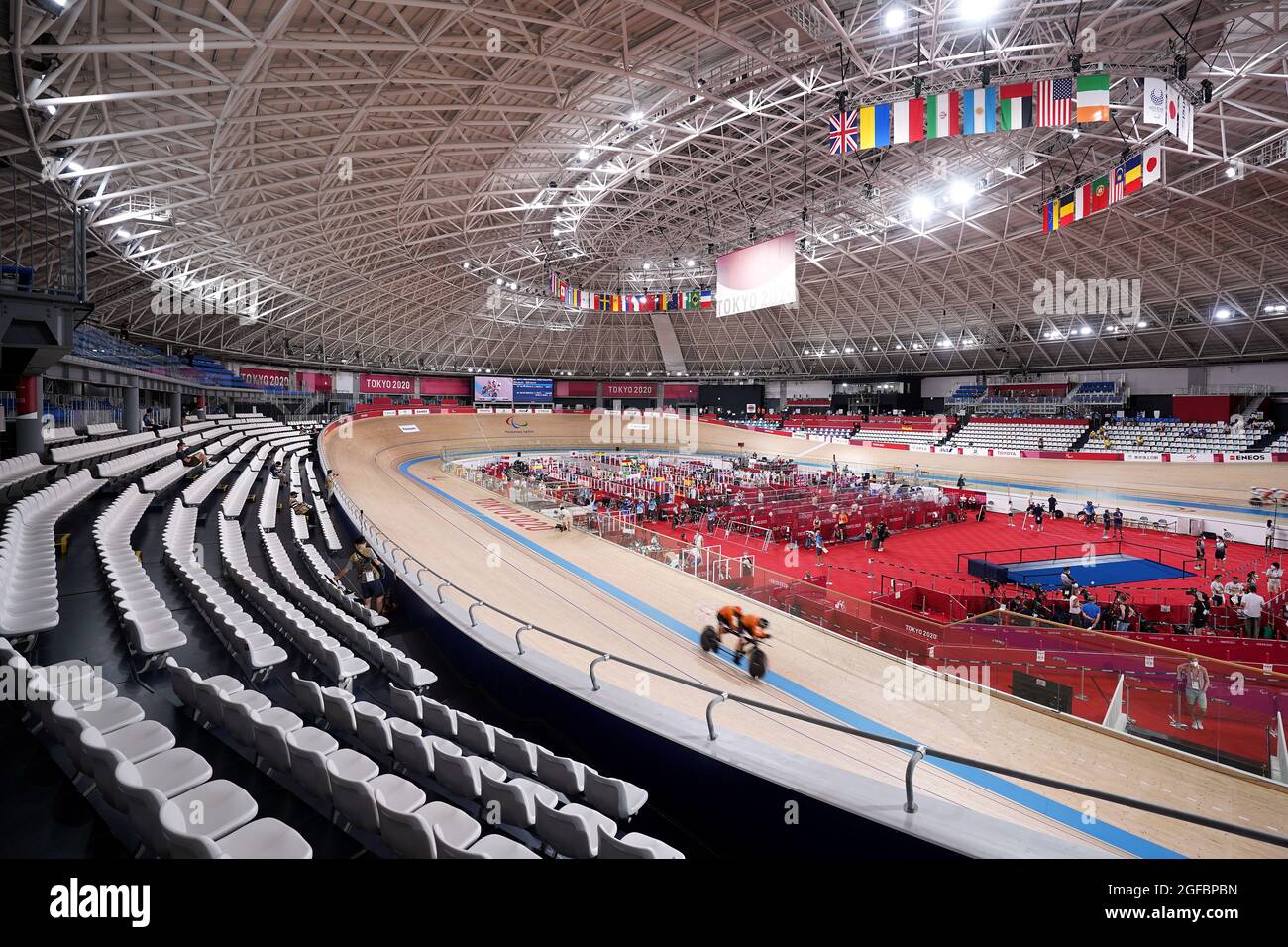 Il Tristan Bangma di Netherland e il pilota Patrick Bos in azione nella categoria maschile B 4000m qualifica individuale di Pursuit di fronte a stand vuoti durante la pista ciclabile al Velodrome di Izu il giorno uno dei Giochi Paralimpici di Tokyo 2020 in Giappone. Data foto: Mercoledì 25 agosto 2021. Foto Stock