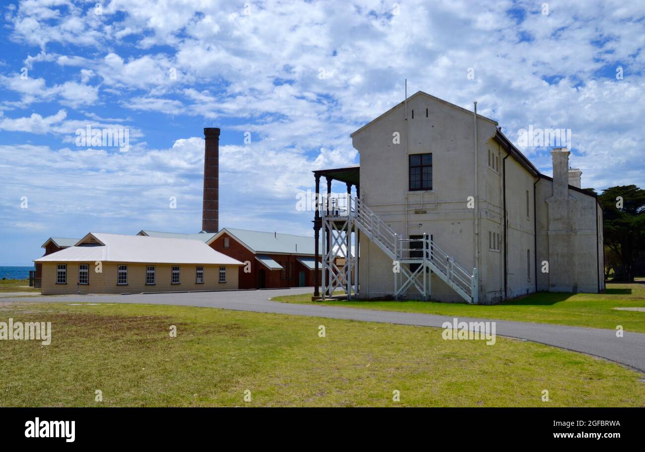 Edificio ospedaliero in legno e impianto di vapore con camino in mattoni presso lo storico sito del museo della stazione di quarantena vicino a Portsea, sulla penisola di Mornington Foto Stock