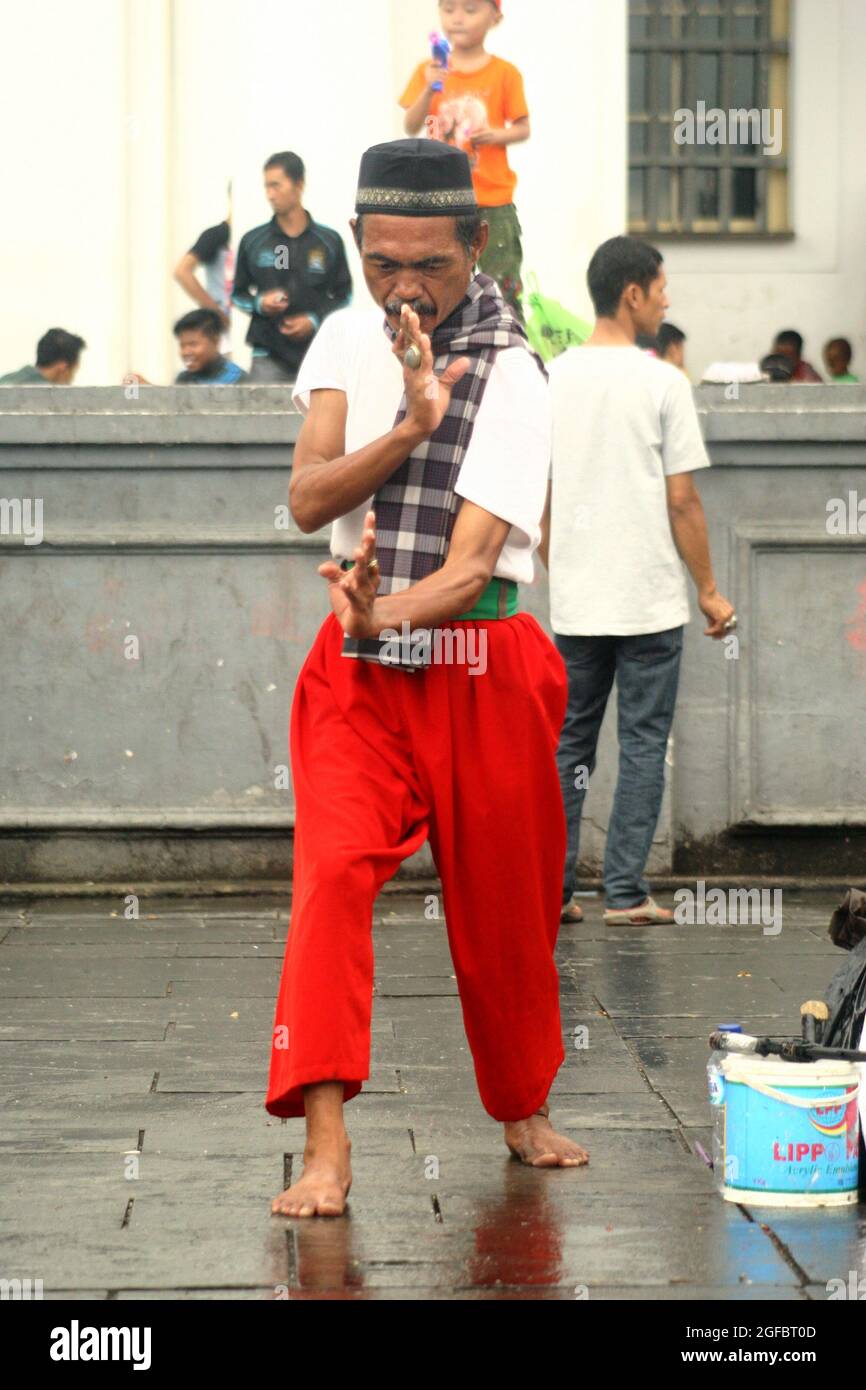 Silat è una parola collettiva per una classe di arti marziali indigene provenienti dall'area geo-culturale dell'Indonesia Foto Stock