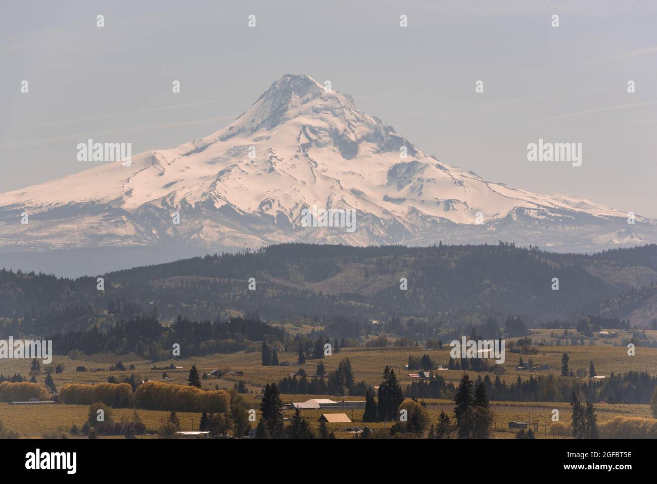 Vista maestosa del monte Hood sulla contea di Hood River, Oregon Foto Stock