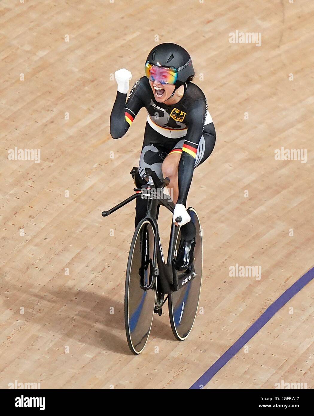 Denise Schindler, in Germania, celebra il Bronzo vincente nella Pursuit individuale C1-3 3000 m delle donne durante la pista ciclistica al Velodrome di Izu il giorno uno dei Giochi Paralimpici di Tokyo 2020 in Giappone. Data foto: Mercoledì 25 agosto 2021. Foto Stock