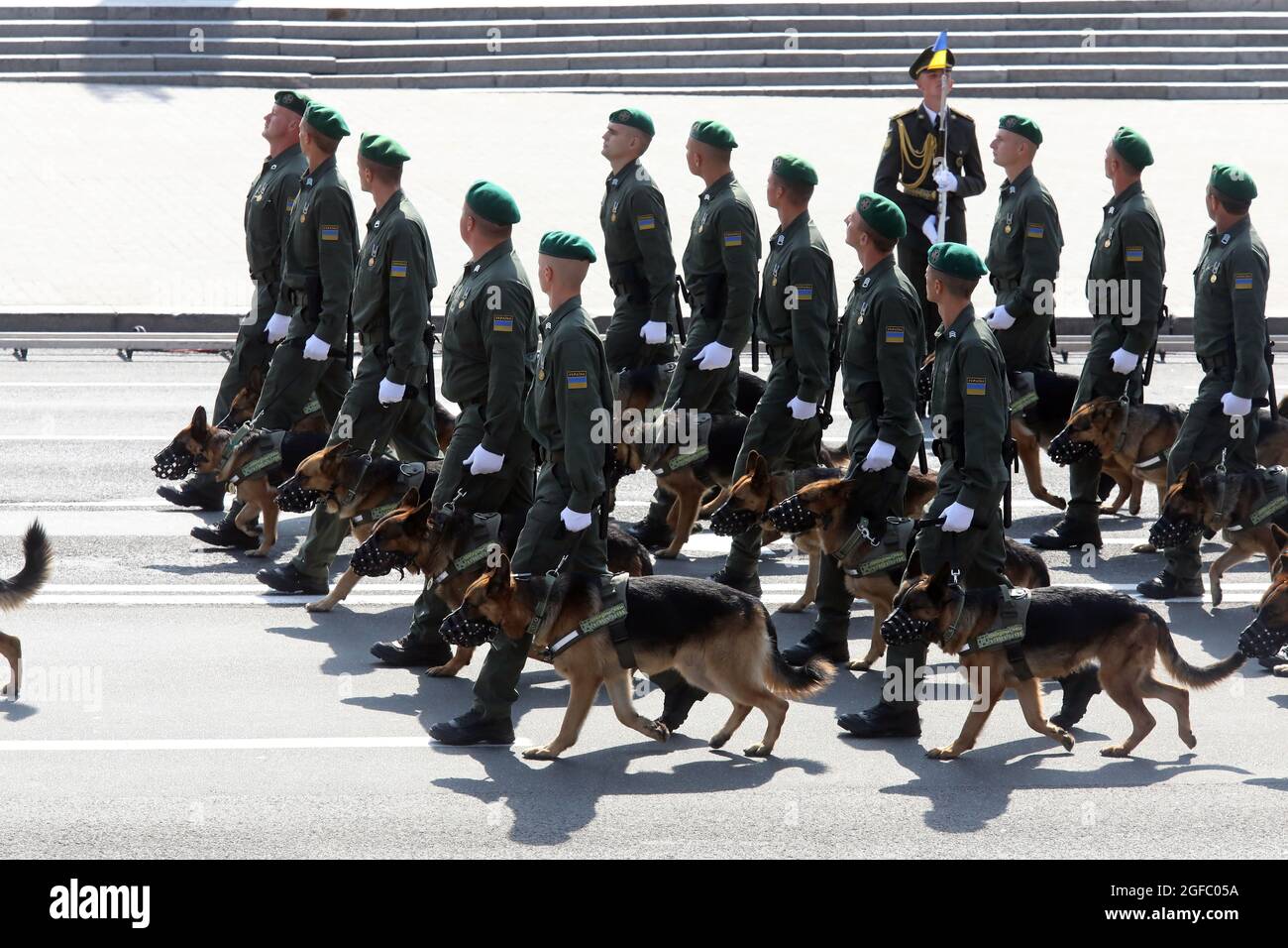 Non esclusiva: KIEV, UCRAINA - AGOSTO 24 2021 - i membri dell'unità K9 della Guardia di frontiera di Stato e cani di servizio camminano lungo Khreshchatyk Stre Foto Stock