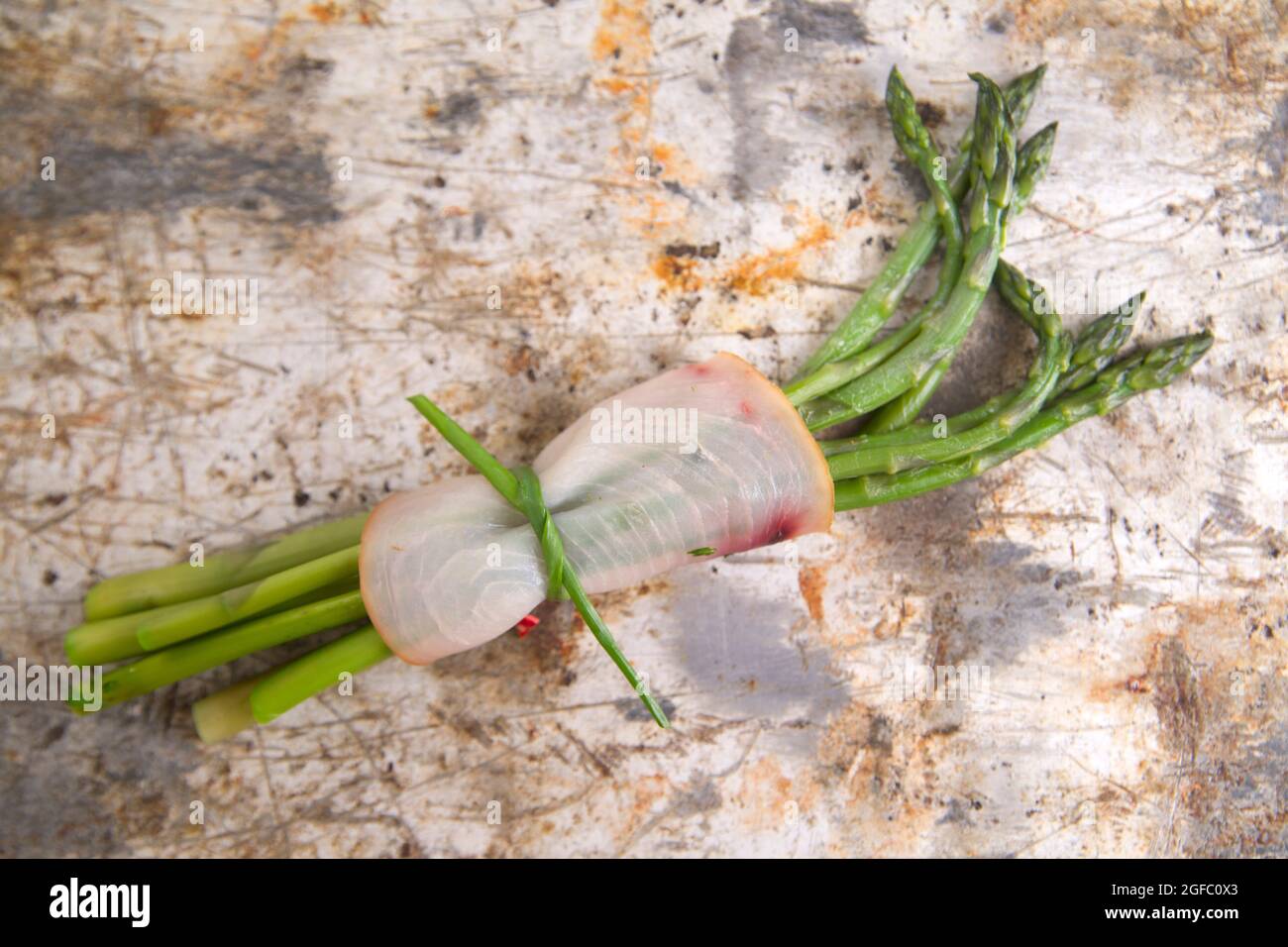 Secondo corso di pesce spada e asparagi piatto di lato Foto Stock