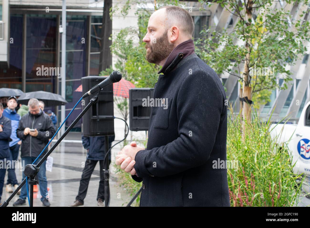 Paul Dennet Sindaco di Salford al raduno dei Cladiatori di Manchester. Protesta del rivestimento infiammabile. Salford Quays, Manchester Regno Unito Foto Stock