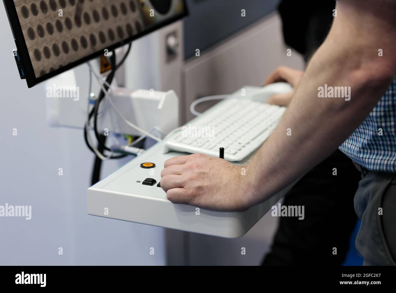 L'operatore controlla il sistema di ispezione a raggi X e TC per verificare la qualità del gruppo PCB. Messa a fuoco selettiva. Foto Stock