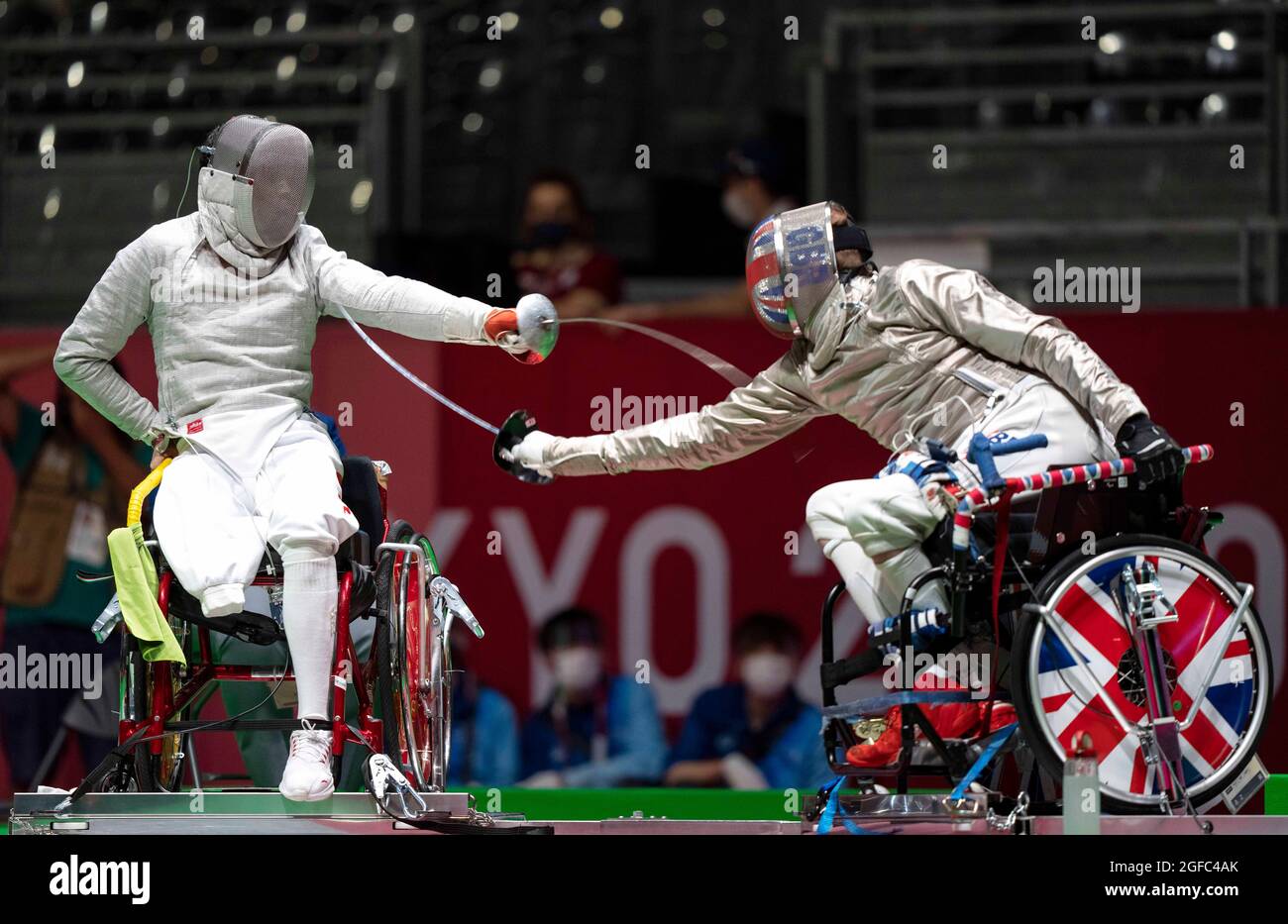 Tokyo, Giappone. 25 ago 2021. Li Hao of China (L) compete contro i Piers Gilliver della Gran Bretagna durante la categoria individuale di uomini Sabre A Round of 16 match of Wheelchair Scherma event at the Tokyo 2020 Paralympic Games in Chiba, Giappone, 25 agosto 2021. Credit: Xiong Qi/Xinhua/Alamy Live News Foto Stock