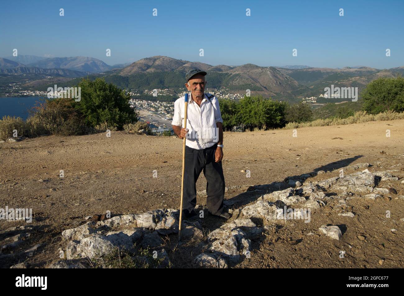 Economia e agricoltura in Grecia ritratto di un pastore anziano con un bastone di legno nelle colline del Golfo di Igoumenitsa Foto Stock