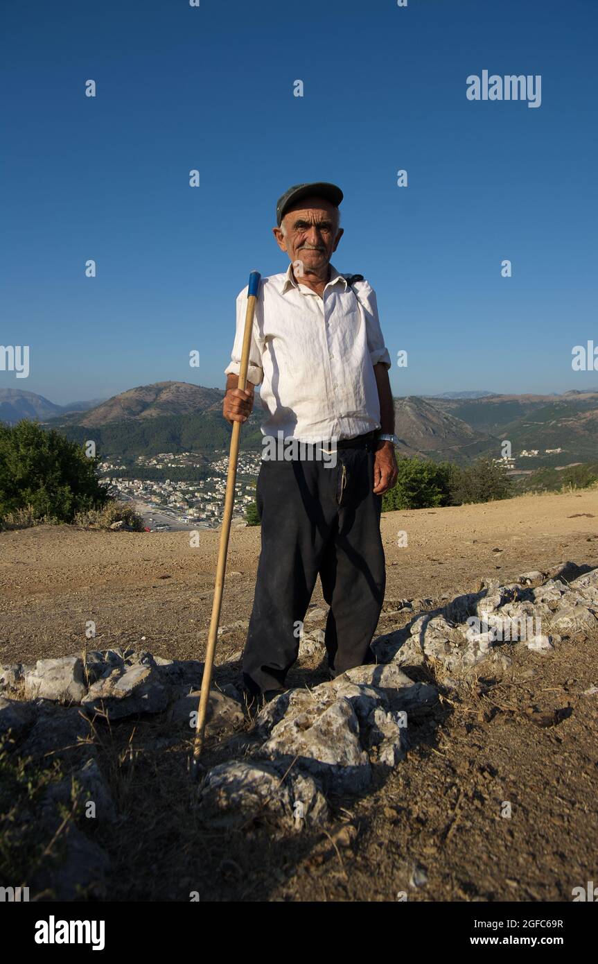 Economia e agricoltura in Grecia ritratto di un pastore anziano con un bastone di legno nelle colline del Golfo di Igoumenitsa Foto Stock