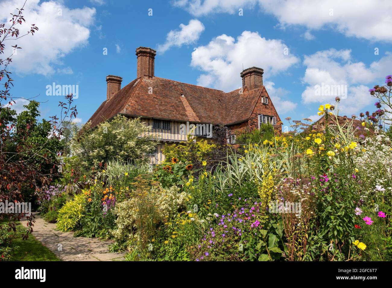 Great Dixter House and Garden, East Sussex, England, UK. La casa e il giardino del celebre giardiniere e scrittore Christopher Lloyd. Il lungo confine. Foto Stock