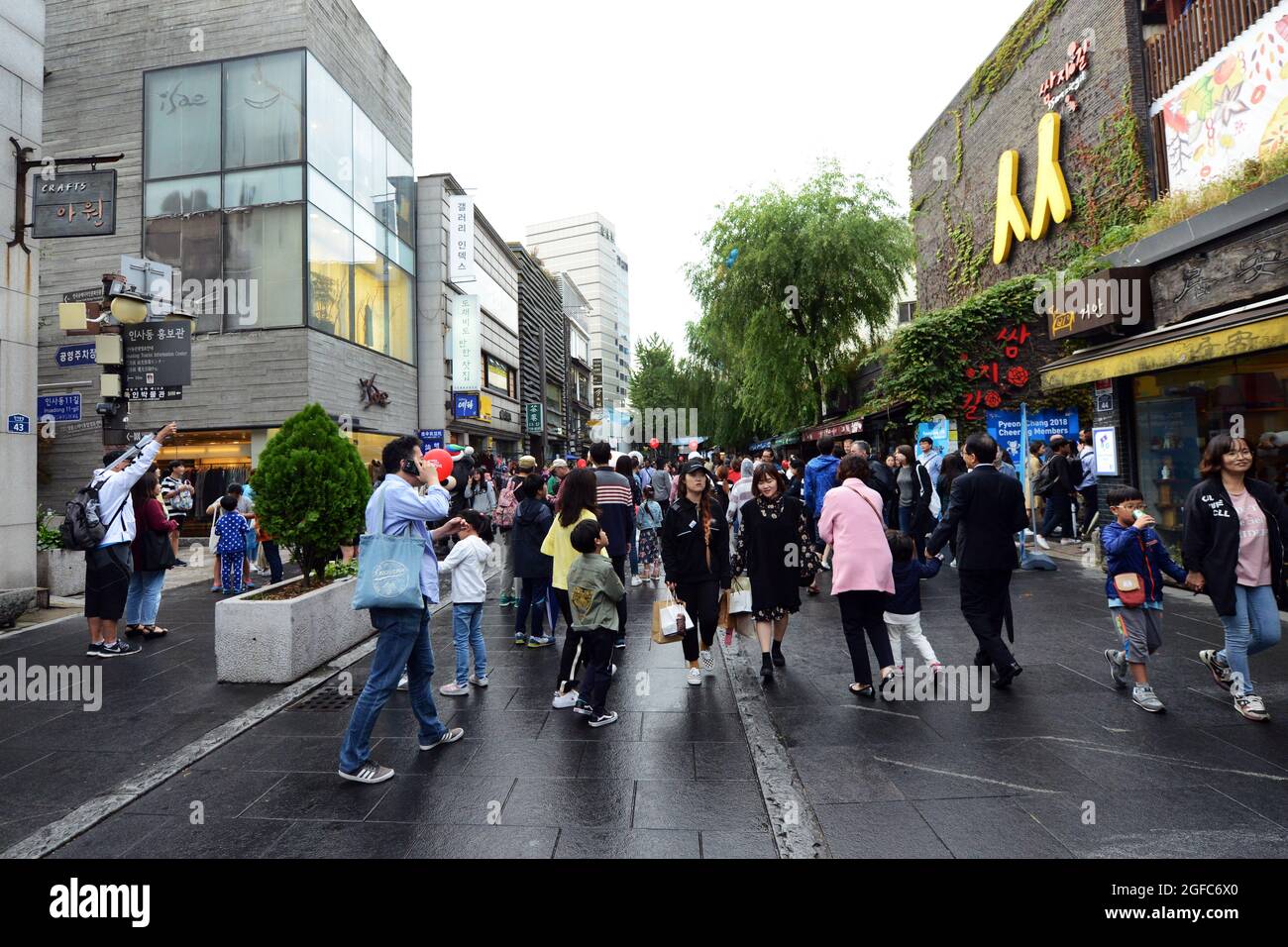 Insadong-gil strada pedonale a Seoul, Corea del Sud. Foto Stock