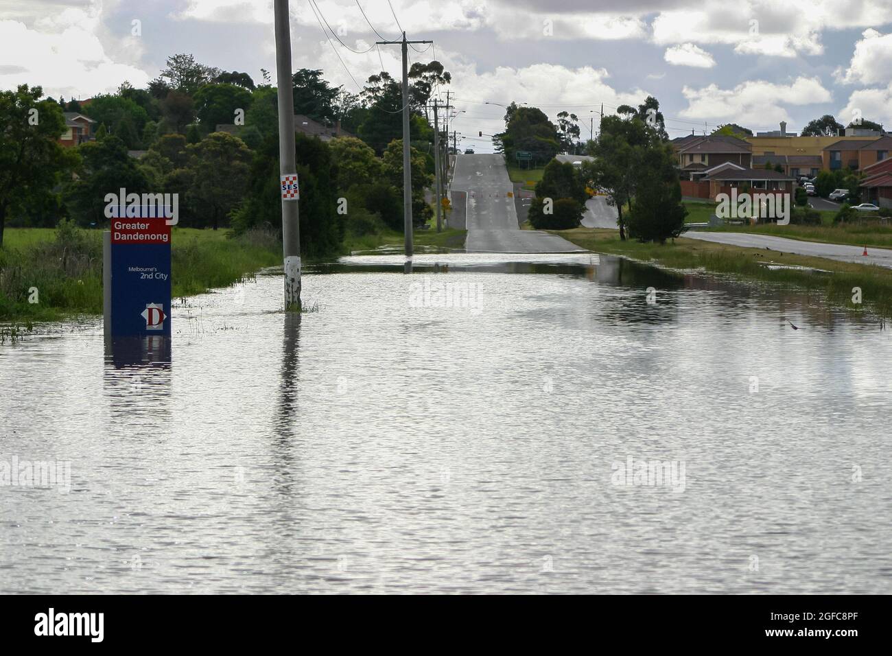 Acque profonde alluvione attraverso l'autostrada Heaterton Road a Dandenong Foto Stock