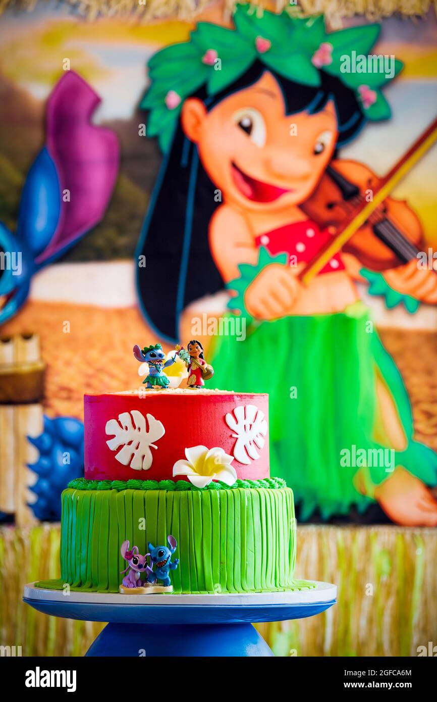 New York, USA - 25 giugno 2021: Vista del partito di compleanno con Stitch e tema LILO in background e torta in primo piano. Foto Stock