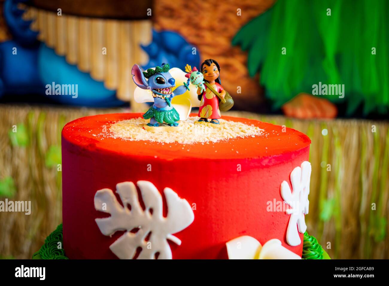 New York, USA - 25 giugno 2021: Primo piano di una torta di compleanno con LILO e Stitch Theme. Foto Stock