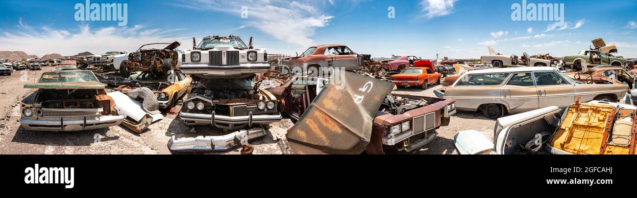 Panorama di auto cimitero di vecchi rottami auto d'epoca americana nel deserto dell'Arizona Foto Stock