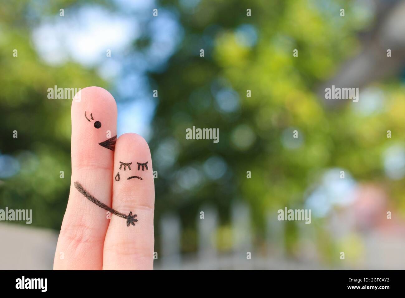 L'arte delle dita delle persone. Il bambino grida, la madre lo rassicura. Foto Stock