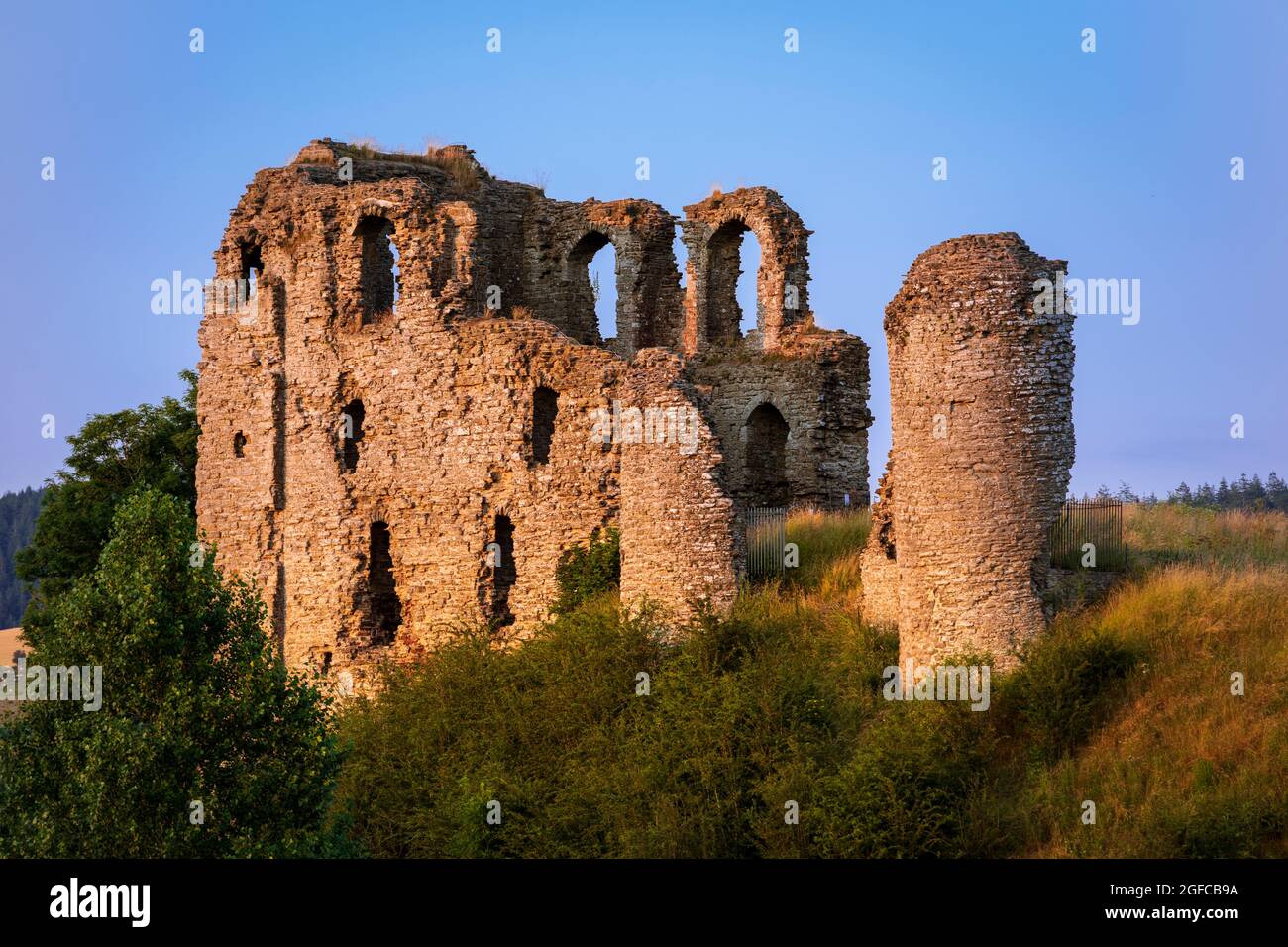 Sole sorge sulle rovine del castello di Clun Shropshire Hills, West Midlands Foto Stock