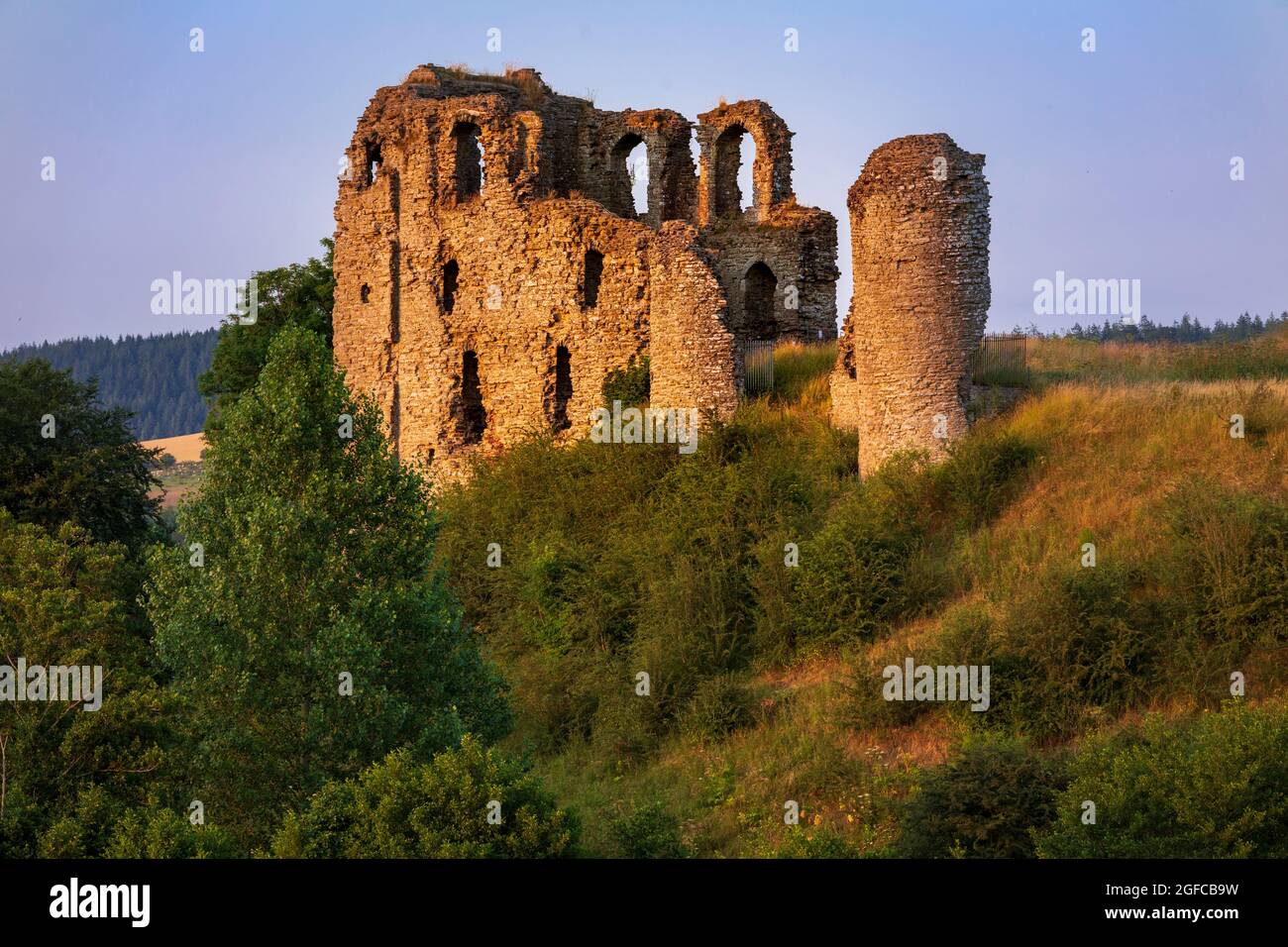 Sole sorge sulle rovine del castello di Clun Shropshire Hills, West Midlands Foto Stock