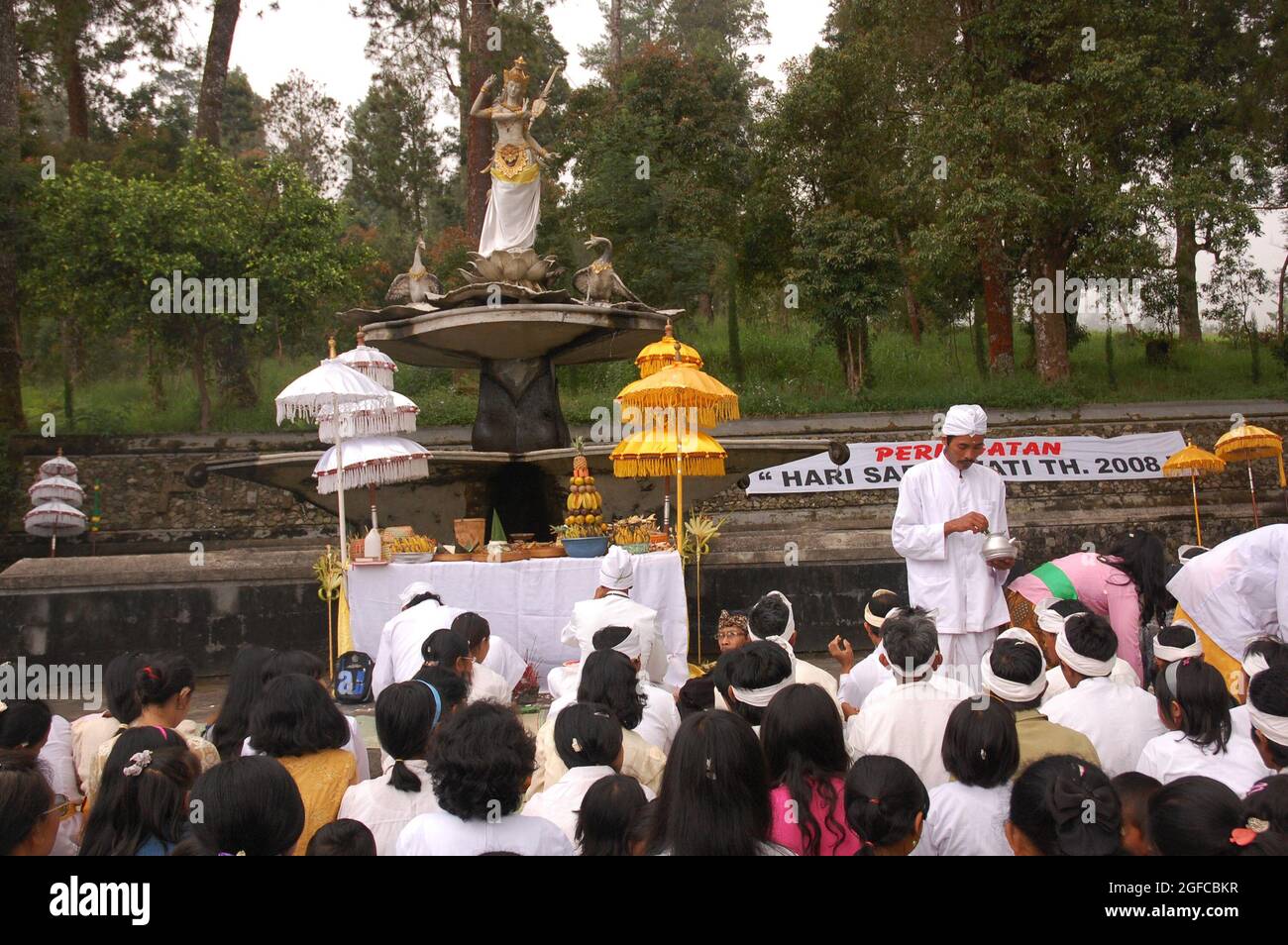 Gli Indù pregano davanti all'altare della dea Saraswati nel Tempio di Citho, commemorando il giorno di Saraswati - un giorno in cui la conoscenza è entrata nell'umanità. Centro di Java, Indonesia. 6 giugno 2008. Foto Stock