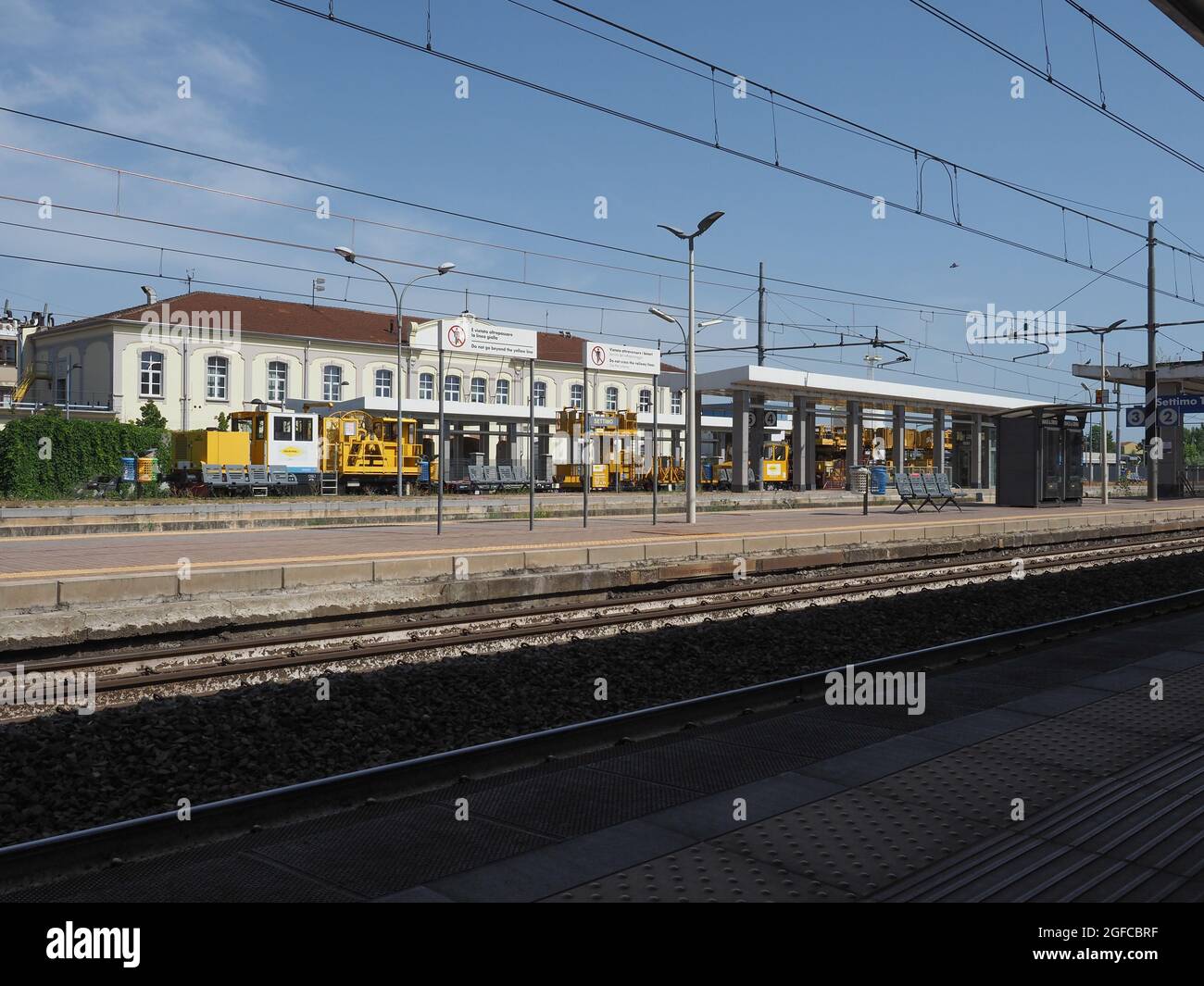 SETTIMO TORINESE, ITALIA - CIRCA AGOSTO 2021: Stazione ferroviaria di Settimo Torinese Foto Stock
