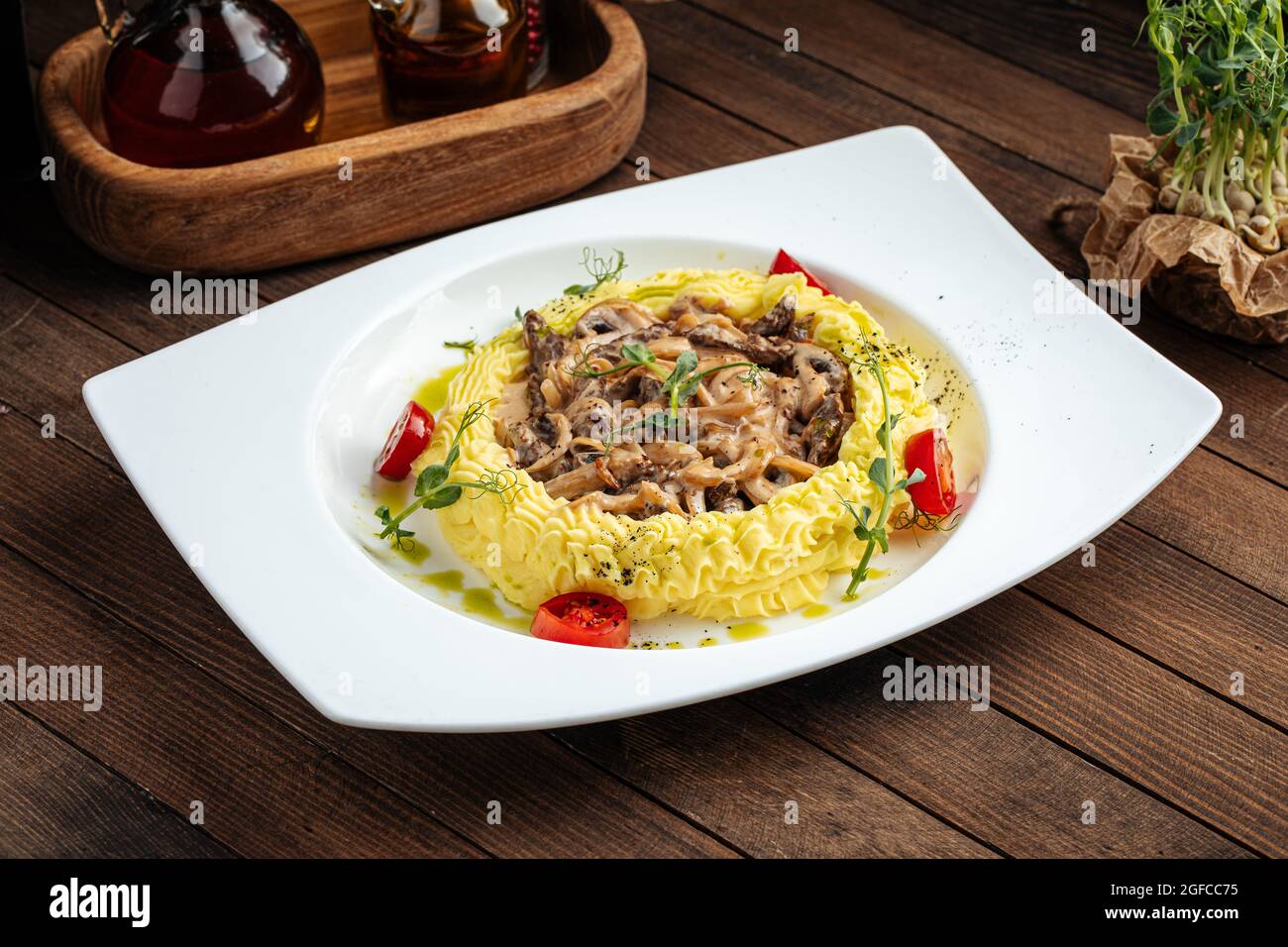 Vitello Stroganov con purè di patate e funghi Foto Stock